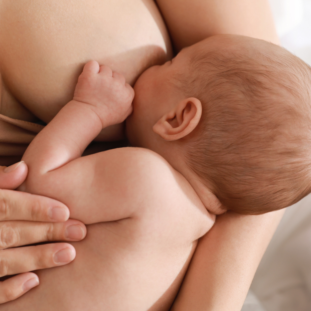 allaitement maternel moment de lien maman bébé peau à peau