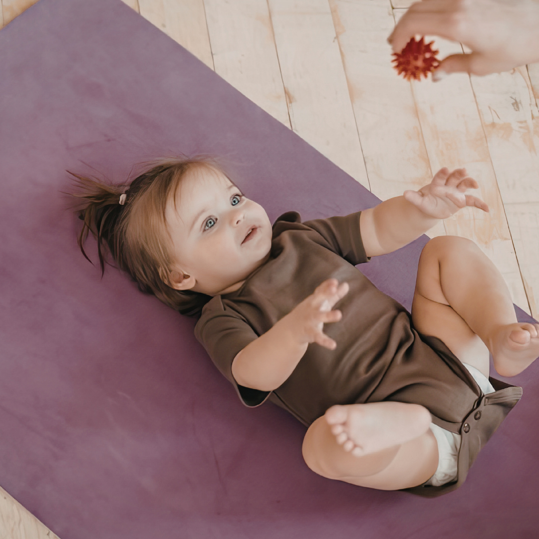 yoga bébé mouvements doux développement détente bébé